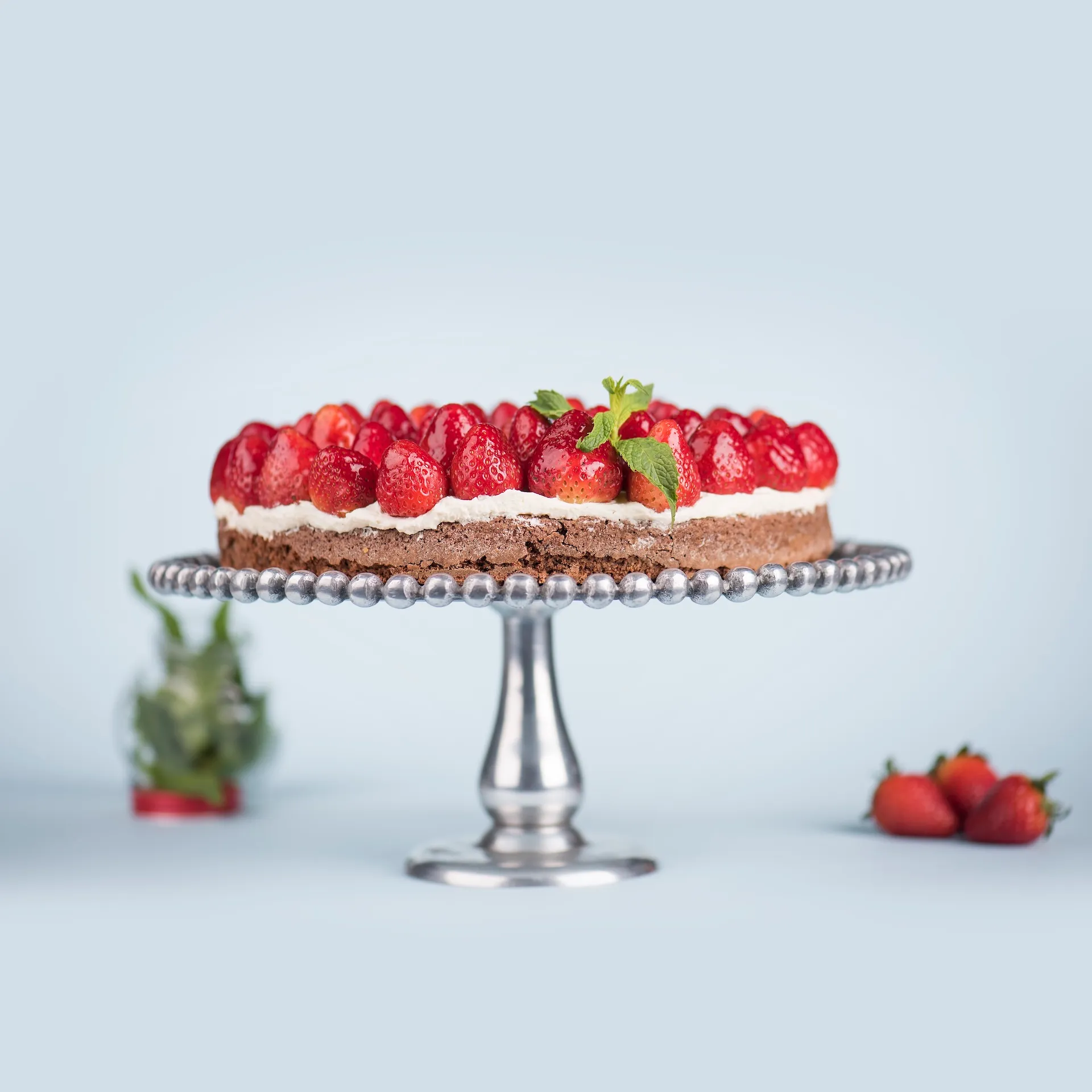 Brownie con Dulce de Leche, Crema y Frutillas